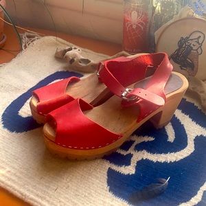 Red MÍA clogs